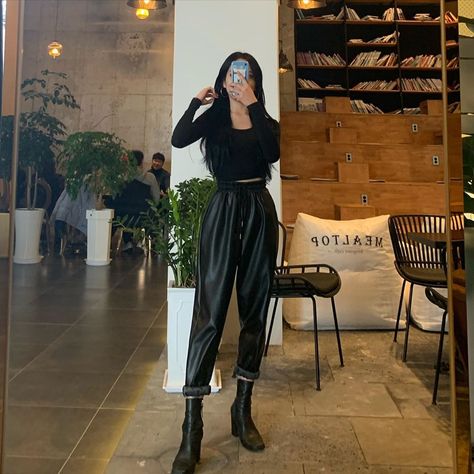 60 Degree Weather Outfit Summer, 60 Degree Weather Outfit Work, 60 Degree Weather Outfit, All Black Outfits For Women, Office Wear Dresses, Simple Work Outfits, Summer Night Outfit, Classic Outfits For Women, Designer Jeans