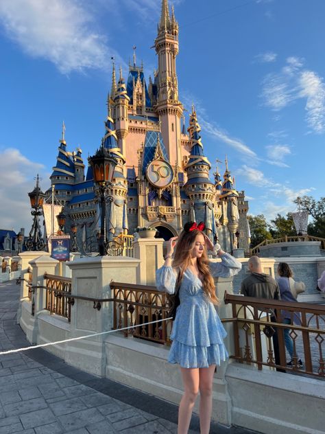 Outfit For Disneyland, Disneyland Poses, Disneyland Outfit Spring, Hongkong Outfit, Disney Princess Aesthetic, Disney Poses, Disney Outfits Women, Disneyland Princess, Disney Honeymoon