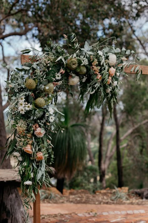 Boho Bush Wedding, Native Wedding Flowers Table, Native Flower Decorations, Wedding Flowers Native Australian, Australian Wedding Decor, Australian Native Arbour Flowers, Australian Native Wedding Arch, Native Arbour Flowers, Australian Native Decor