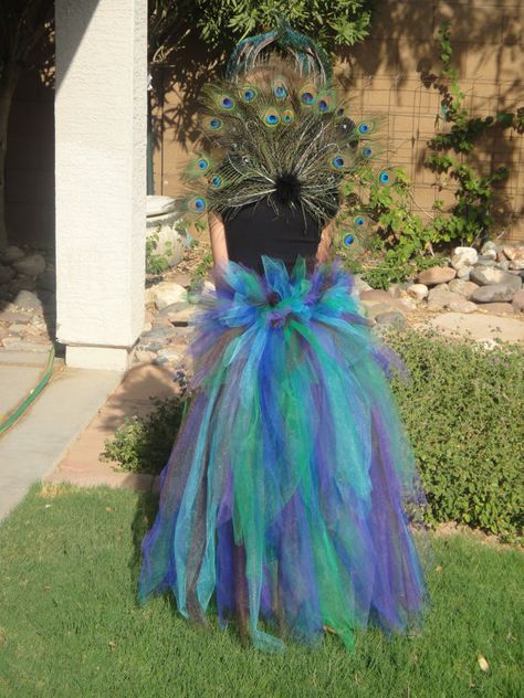 peacock bustle...Mommy & Me costumes?! Philippine Debut, Peacock Costume Diy, Peacock Halloween Costume, Diy Peacock, Peacock Birthday, Olaf Costume, Mannequin Christmas Tree, Feathered Wings, Peacock Party