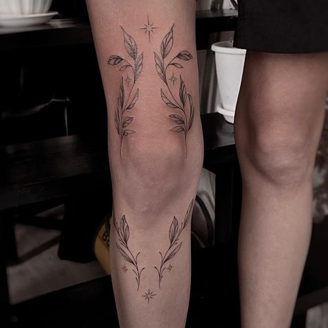 Inst @sun.palms.ink Knee Arch Tattoo, Front Of Calf Tattoos For Women, Simple Fine Line Spine Tattoo, Leaves Around Knee Tattoo, Symmetrical Leg Tattoos Women, Thigh Knee Tattoo, Back Of The Knee Tattoo, Around Knee Tattoos Women, Sun Tattoo Leg