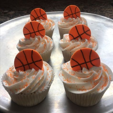 Basketball Donut Ideas, Basketball Dessert Ideas, Basketball Birthday Treats, Basketball Birthday Cupcakes, Basketball Theme Cupcakes, Basketball Theme Food, Basketball Theme Birthday Cake, Basketball Cupcakes Ideas, Cupcake Basketball