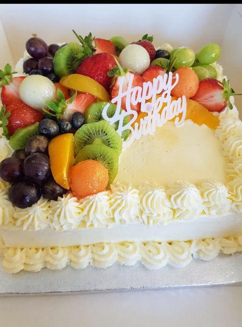 Fruit Cake Decoration Ideas, Fruit Topped Cake, Cake Decorated With Fruit, Chocolate Fruit Cake, Fruit Cake Design, Delish Cakes, Fresh Fruit Cake, Sheet Cake Designs, Afternoon Tea Cakes