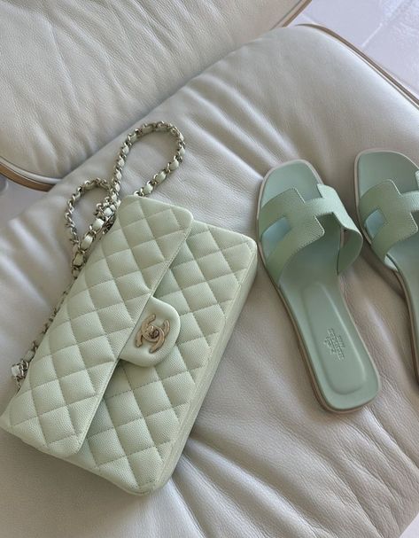 Green Chanel Bag, Green Chanel, Wealthy Woman, Woman Entrepreneur, Wealthy Women, Being A Woman, Classic Style Outfits, Photo Bag, Green Sandals