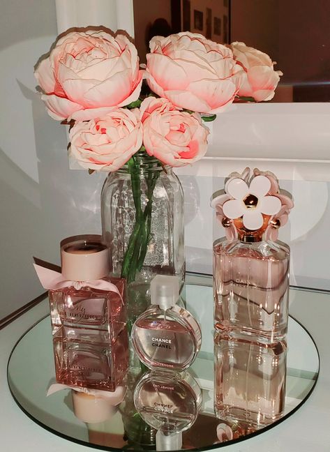 Paris Modern Bedroom, Perfume Tray Ideas Bedroom, Pink Makeup Table, Vanity Decor Aesthetic, Bathroom Decor Girly, Vanity Table Organization, Koleksi Parfum, Perfume Stand, Perfume Organizer