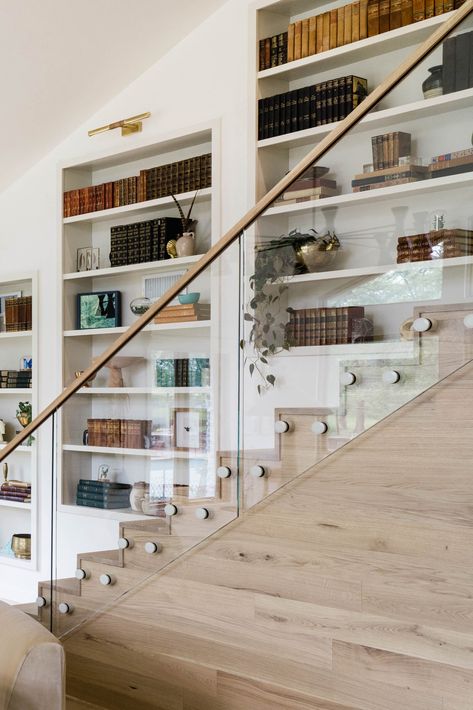 Glass Railing with White Pins in a Light, Bright Living Room - Viewrail Light Bright Living Room, Bright Modern Living Room, Modern Staircase Railing, Glass Staircase Railing, Stair Wall Decor, Glass Railing Deck, Modern Staircases, Glass Railing System, Glass Balcony