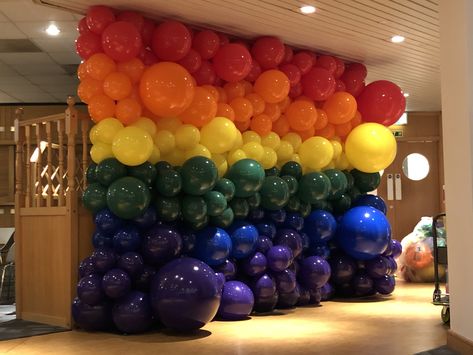 Free standing rainbow balloon wall Streamers Ideas, Rainbow Balloon Wall, Pride 2024, Balloon Displays, Balloon Walls, Balloon Race, Ice Cream Business, Balloon Drop, Selfie Wall