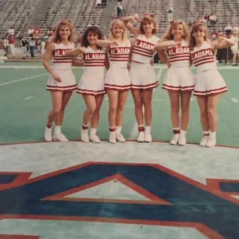 80s Popular Girl Aesthetic, 80s Popular Girl, 80s Cheerleader, 1980 Aesthetic, Cheerleading Aesthetic, Cheerleader Aesthetic, Friend Hangout, Cheer Aesthetic, Lisa Frankenstein