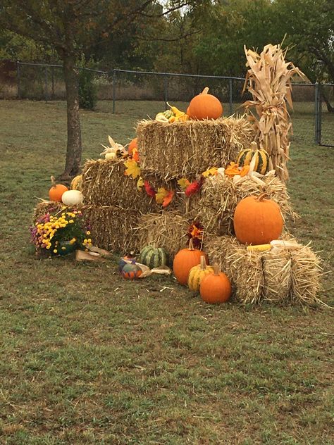 Fall Yard Decorations, Fall Photo Booth, Fall Festival Decorations, Fall Bonfire, Fall Yard Decor, Fall Yard, Fall Backdrops, Fall Carnival, Pumpkin Display