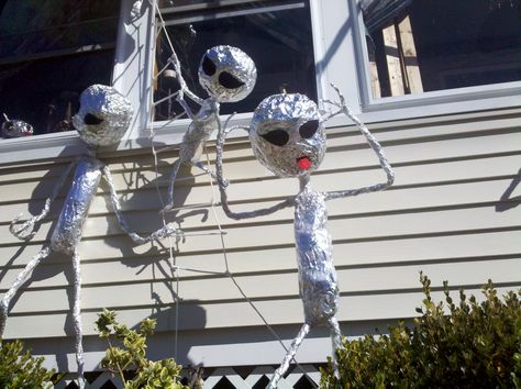 Aliens for Halloween Alien Halloween Decorations, Diy Alien, Alien Decor, Alien Party, Alien Halloween, Halloween Diy Outdoor, Outdoor Halloween Decorations, Homemade Halloween Decorations, Diy Halloween Decor