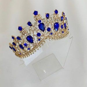 Quinceñera Bouquets, Royal Blue Tiara, Royal Blue Quince Theme, Pretty Crowns, Royal Blue And Gold Quinceanera, Quince Accessories, Blue Quinceanera Theme, Quince Crowns, Quince Crown