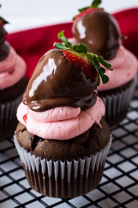 Cupcakes Chocolate Frosting, Strawberry Cupcakes Recipe, Strawberry Dipped, Strawberry Cupcake Recipes, Homemade Chocolate Cupcakes, Showstopper Dessert, Chocolate Covered Desserts, Strawberry Buttercream Frosting, Romantic Desserts