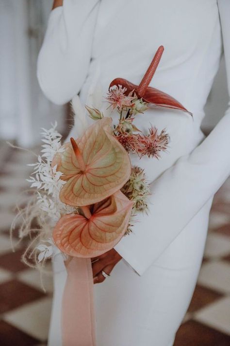 Minimal Bouquet Wedding, White Anthurium Bouquet, Minimal Bouquet, Anthurium Bouquet, Modern Bridal Bouquets, Edgy Bridal, Modern Bouquet, White Weddings, Tulum Wedding