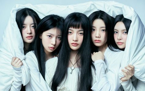 Rookie girl group ILLIT is making headlines as they broke a new record as soon as they made their debut.ILLIT is expected to be th… Kids Talent, Hottest 100, Kim Soo Hyun, Album Releases, Bohemian Rhapsody, Lucky Girl, American Idol, Music Fashion, Talent Show