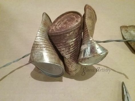 Tin Can Wreath, Rusty Can Crafts, Tin Can Art Garden, Diy Garden Sculpture Ideas, Can Wreath, Rusty Metal Garden Art, Rural Garden, Rusty Junk, Repurposed Crafts