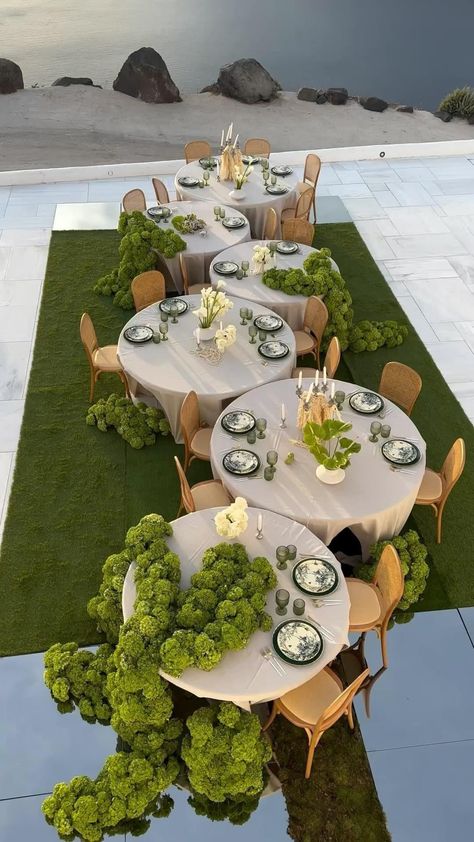 Your Wedding Aesthetics | This setup stole our hearts 💚 Planning / design @juliaandevita Photographer @vangelisphotography Venue @rocabellasantorini Florist… | Instagram White Table Set Up, Wedding Dinner Table Setup, Venue Set Up, Green Table Set Up, Wedding Table Setup Ideas, Event Set Design, Green Aesthetic Party, Long Table Design, Party Table Set Up