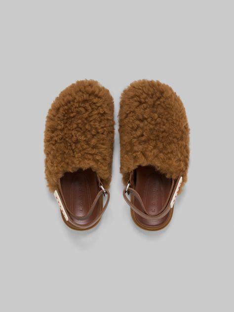 Brown shearling sabot - Clogs Marni Clogs, Marni Shoes, Shoe Inspo, Womens Clogs, Aesthetic Shoes, Stylish Shoes, Shoe Lover, Pretty Shoes, Shoe Style