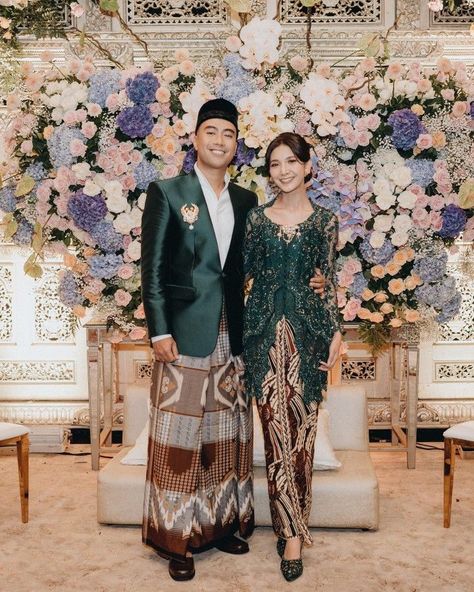 Gaun Batik Panjang Black Tie Dress Code Women, Pengantin Modern, Kebaya Bridesmaid, Muslim Wedding Gown, Model Dress Kebaya, Batik Dress Modern, Kebaya Wedding, Kebaya Modern Dress, Indonesian Wedding