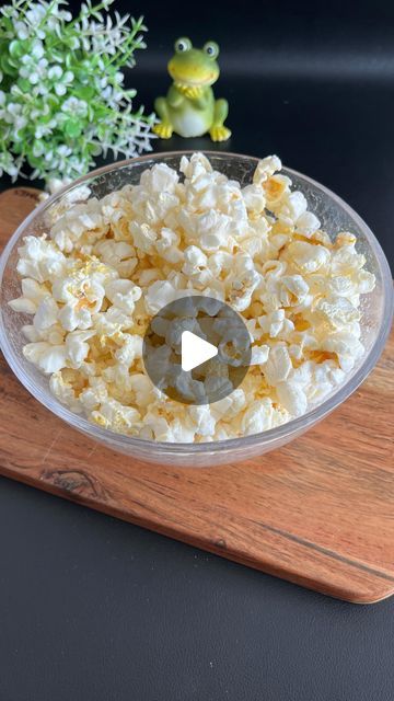 Microwave Popcorn In A Bowl, Popcorn In Microwave, Microwave Popcorn Recipes, Food In 5 Minutes, Homemade Popcorn Recipes, Microwave Cooking Recipes, Popcorn Recipes Easy, Homemade Popcorn, Microwave Popcorn