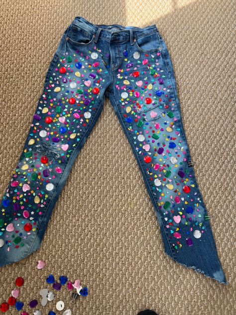 DIY denim Bejeweled Jeans, Bedazzled Jeans, Custom Jeans Diy, Bling Jeans, Diy Clothes Accessories, Creative Clothes, Custom Jeans, Embellished Jeans, Painted Jeans