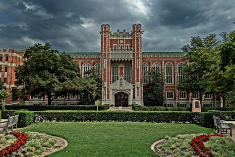 This is the main library: Bizzell. Have you ever seen something so gorgeous? It belongs in Disney World. | 26 Reasons Why The University Of Oklahoma Is The Best University To Ever Grace This Earth Libraries Around The World, Oklahoma University, Norman Oklahoma, College List, The University Of Oklahoma, University Of Chicago, Modern Library, The University Of Chicago, Best University