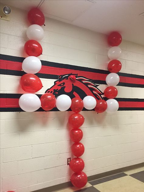 Homecoming Pep Rally Decorations, Football Hallway Decorations, Decorating Ideas For Football Locker Room, Football Decorations High School, Football Locker Decorations High School Homecoming, Locker Room Game Day Decorations, Homecoming Locker Room Decorations Football, Locker Room Decorations Football, Locker Decorations For Sports Football