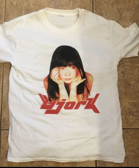 Bjork Shirt, Flip Ideas, Tee Shirt Outfit, Shirt Outfits, Thrift Flip, Dream Clothes, Look Cool, Printed Tees, Vintage Tees