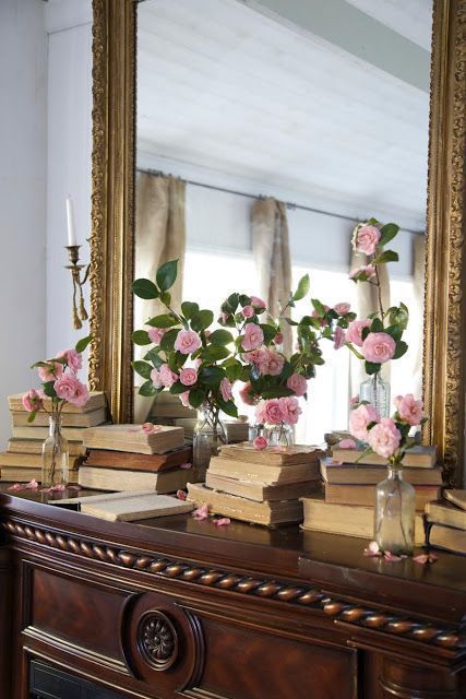 Books, shelves, a before & changes | French Country Cottage | Vintage book and romantic shelf styling ideas. #frenchcountry #vintage Shelf Styling Ideas, Books Shelves, Shabby Chic Decor Diy, Cottage Vintage, Chic Interior Design, Shabby Chic Interiors, Shabby Chic Bathroom, Shabby Chic Bedroom, Chic Bathrooms