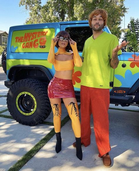 Couple Halloween Costume Ideas 2022, Couple Rave Halloween Costumes, Goofy Movie Couples Costume, Couple Customes Halloween 2022, Creative Unique Halloween Costumes, Disfrases En Pareja Ideas, Famous Duos Costumes Couples, Couple Costumes Cartoon, Iconic Duo Halloween Costumes Couple