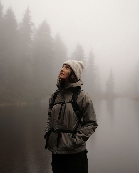 Hiking Outdoors Outfit, Trekking Photo Ideas, Alaska Hiking Outfit, Winter Hiking Outfit Women Cold Weather, Pnw Outfit Aesthetic, Trekking Photography Poses, Autumn Hiking Outfit, Winter Adventure Outfit, Norwegian Style Fashion