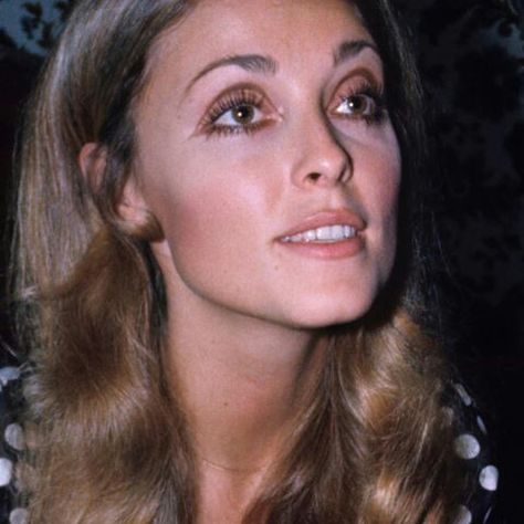 Clothing Essentials For Women, Sharon Tate Makeup, 70s Eye Makeup, 70’s Makeup, 60s Eye Makeup, 1970s Makeup, Fashion Styling Tips, 60s Makeup, 70s Makeup