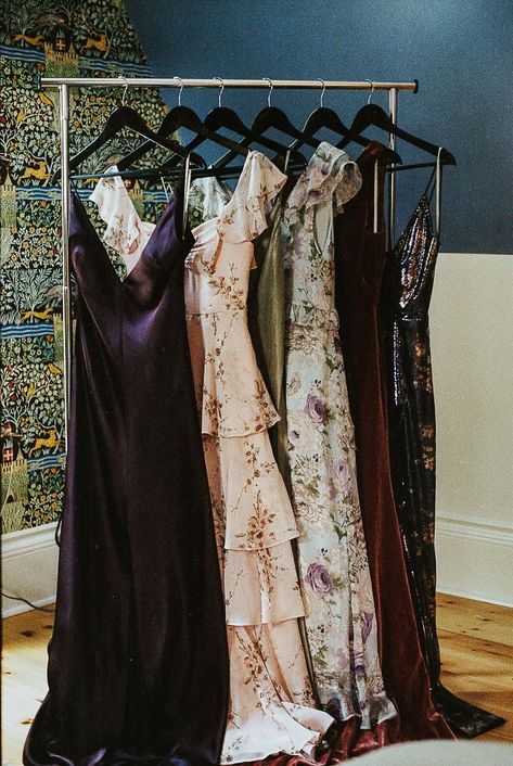 Vintage-inspired mismatched bridesmaid dresses | Image by Joel and Justyna Antique Bridesmaid Dresses, Bridesmaids Dresses Inspiration, Artsy Bridesmaid Dresses, Victorian Wedding Bridesmaid Dresses, Mismatched Bridesmaid Dress Colors, Bridesmaid Dresses Eclectic, Whimsical Wedding Bridesmaids, Mixed Bridesmaid Dresses Winter, Dark Romantic Bridesmaid Dress