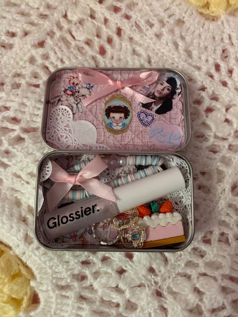 Diy Melanie Martinez Merch, Melanie Martinez Craft Ideas, Melanie Martinez Collection, Cute Altoids Wallet, Melanie Martinez Diy, Coquette Altoids Wallet, Melanie Martinez Crafts, Melanie Merch, Mint Box Crafts Altoids Tins