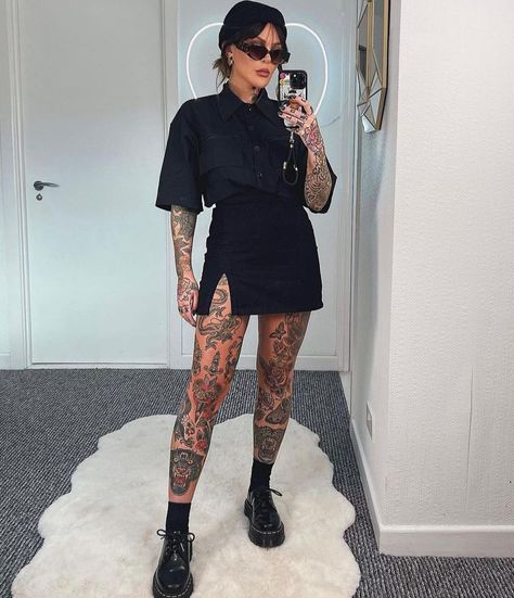 Outfits To Show Off Tattoos, Casual Black Outfits Summer, Tattooed Girl Outfit, Girls With Tattoos Style Outfit, Tattooed Outfits, Tattoo Girl Outfit, Stefanie Lee, Black Outfit Spring, All Black Summer Outfits