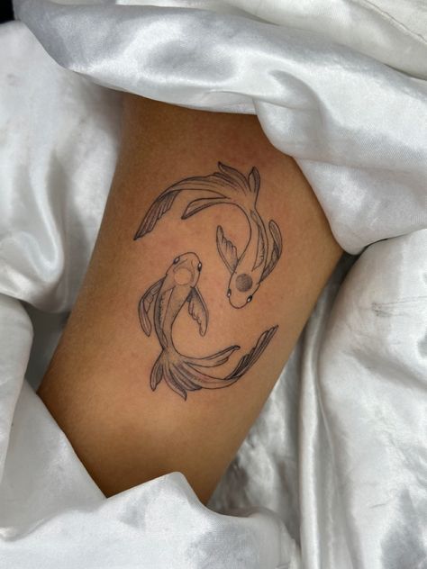 Pisces Rising Tattoo, Pieces Fish Tattoo, Fine Line Pisces Tattoo, Pisces Fish Tattoos, Tattoo Beach, Tats Ideas, Pisces Tattoo, Chic Tattoo, Pisces Tattoos