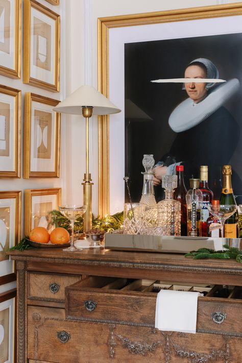 This Interior Designer Goes All Out for the Holidays—Take a Look Inside His Home Bar Chest, Cocktail Bar Set, Bandeja Bar, Gold Bar Cart, Chicago Apartment, Bar Cart Styling, Antique Bar, Red Brick House, Apartment Tour