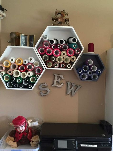 17 Spectacular Thread Storage Ideas for Small Spaces - Tiny Partments Thread Storage Ideas, Sewing Room Makeover, Sewing Room Ideas, Small Sewing Rooms, Sewing Project Ideas, Sewing Room Inspiration, Sewing Room Storage, Sewing Spaces, Serger Thread