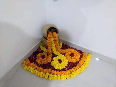 House Warming Rangoli Ideas, Pasupu Decor, Rangoli Inspiration, Floral Rangoli Designs, Diwali Garland, Wedding Ideas For Guests, Flower Rangoli Designs, Simple Flower Rangoli, Welcome Home Decorations