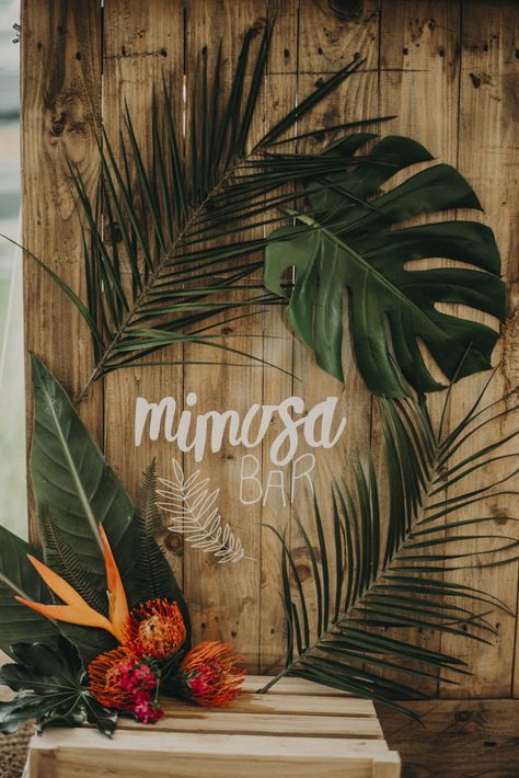 Vibrant Tropical Wedding, Tropical Wedding Ideas, Havana Nights Party, Tropical Wedding Theme, Decoration Restaurant, Tropical Bridal, Tropical Baby Shower, Tropical Bridal Showers, Fiesta Tropical