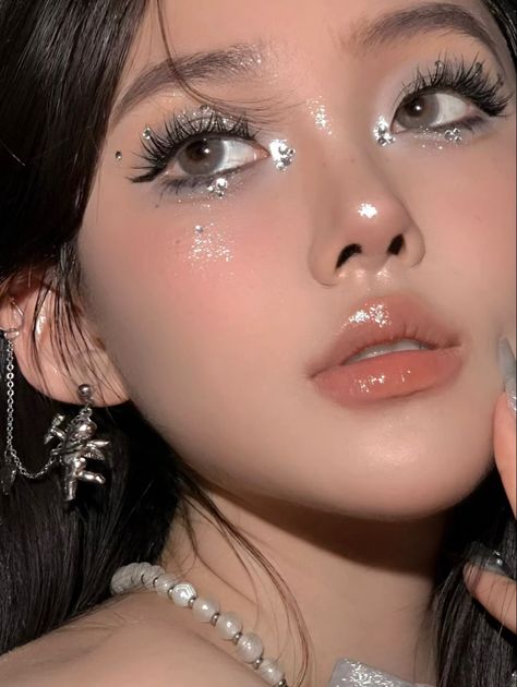 Face Gem Placement Ideas, Gem Placement On Face, Ethereal Makeup Goddesses, Beauty Editorial Makeup, Makeup Chinese, Makeup Layout, Pop Makeup, Concert Makeup, Sparkly Makeup