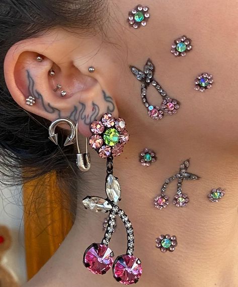 Pretty Ear Piercings, Rave Makeup, Cool Piercings, Dope Jewelry, Fashion People, Piercing Tattoo, Jewelry Inspo, Ear Jewelry, Piercing Jewelry