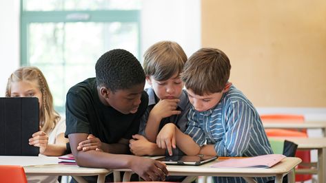 @edutopia : Heres how you can create your classroom space and arrange student seating in a way that builds trust. https://t.co/gi7y2FYu6e https://t.co/L5NXc1QV2e Ways To Group Students, Work In Silence, Classroom Pictures, Welcome Students, Work Pictures, Social Circles, Classroom Tools, Classroom Management Tips, Classroom Management Strategies