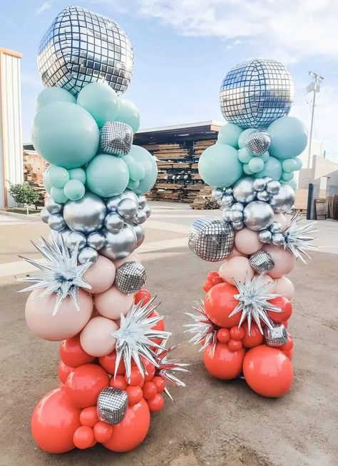 Balloon Decor Outside, Balloon Garland On Columns, Balloon Floor Decor, Graduation Balloon Arch Ideas, Mamma Mia Balloon Garland, Trending Balloon Decor, Unique Balloon Arch, Disco Balloon Decor, Beach Balloon Garland