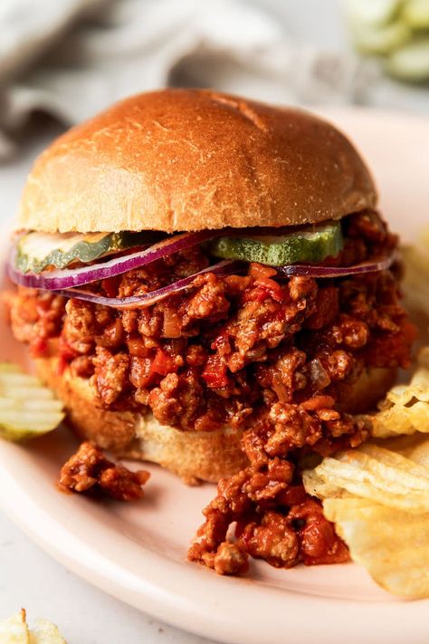 Turkey sloppy joes — or sloppy janes, if you will — can be a healthy alternative to one of our all-time favorite simple meal prep recipes. Here’s our take! Sloppy Janes, Homemade Sloppy Joe Sauce, Simple Meal Prep, Turkey Sloppy Joes, Sloppy Joe Sauce, Real Food Dietitians, Meal Prep Recipes, Chili Dogs, Sloppy Joe