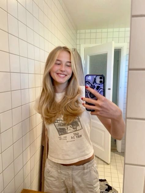 Mid Length Blonde Layers, Long Layers Fine Straight Hair, Blonde Girl Outfits, Blond Highlights On Blond Hair Natural, Blonde Highlights Layers, Natural Looking Blonde Hair, Layers Straight Hair, Straight Hair Haircuts, Blonde Hair Outfits