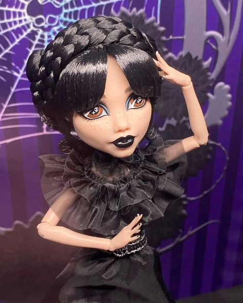 More detailed photos of Merlina Monster High x Wednesday Raven Dress at this year's SDCC. Credits: @/Leonardo Lea on Facebook I need to stop looking forward to every doll release from @monsterhigh 😭😭😭 . . . Más fotos a detalle de Merlina Monster High x Wednesday Raven Dress. Creditos: @/Leonardo Lea en Facebook Necesito dejar de anhelar cada lanzamiento de muñecas por parte de @monsterhigh 😭😭😭 #monsterhigh #sdcc #wednesday #merlina #merlinaaddams #wednesdayaddams #jennaortega #bloodymar... Monster High Wednesday, Wednesday Addams Monster, Wednesday Raven, Skullector Dolls, Mh Draculaura, Wednesday Addams Doll, G1 Monster High, Monster High Gen 1, Raven Dress