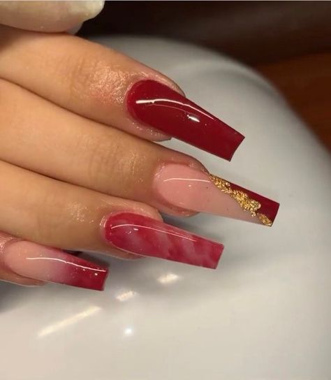 𝗥𝗲𝗱 𝗔𝗰𝗿𝘆𝗹𝗶𝗰𝗮 𝘄/ 𝗚𝗼𝗹𝗱 𝗙𝗹𝗮𝗸𝗲𝘀 Burgundy Nails Coffin, Pink And Burgundy Nails, Nails Inspiration Red, Gold Flake Nails, Acrylic Nails Gold, Acrylic Nails Red, Burgundy Acrylic, Burgundy Acrylic Nails, Burgundy Nail Designs