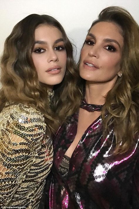 Cindy Crawford told daughter Kaia to never pluck her brows | Daily Mail Online Celebrity Daughters, Cindy Crawford Daughter, Mom Beauty, Heather Locklear, Toni Garrn, Christie Brinkley, Anja Rubik, Show Beauty, Marc Jacobs Beauty