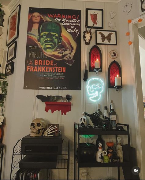 Horror Themed Apartment, Tim Burton Aesthetic Room, Vintage Horror Bedroom, Horror Gallery Wall, Horror Movie Home Decor, Horror Interior Design, Cozy Horror Aesthetic, Dark Maximalism Aesthetic, Vintage Horror Decor