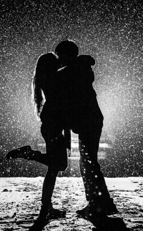 Kissing In Snow, Winter Couple Pictures, Art Love Couple, Marriage Story, Snow Photoshoot, Snow Night, Winter Couple, Romantic Questions, Selection Series